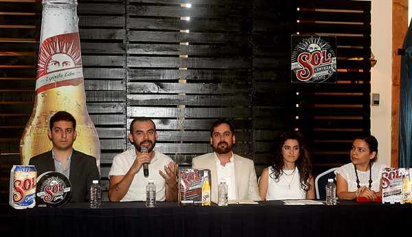 Directivos cerveza Sol, Alejandro Franco productor y periodista, Mario Romero de Start Up México y Patricia Marín Dueña de La Negrita Mérida lanzamiento Héroes Locales