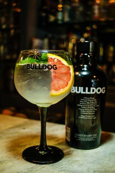 Bulldog con toques de toronja, eneldo, semillas de cilantro, anís estrella y velvet tónic