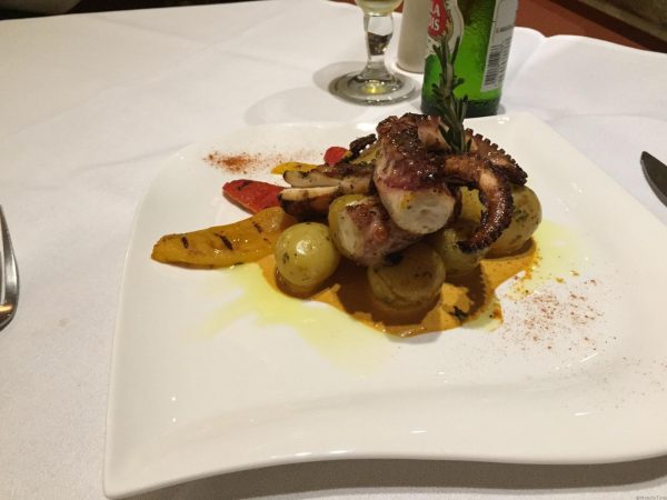 Pulpo al carbón con pimientos deshidratados y papas con romero paprica picante eneldo
