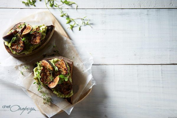 Tostado de aguacate con higos a la parrilla y miel1