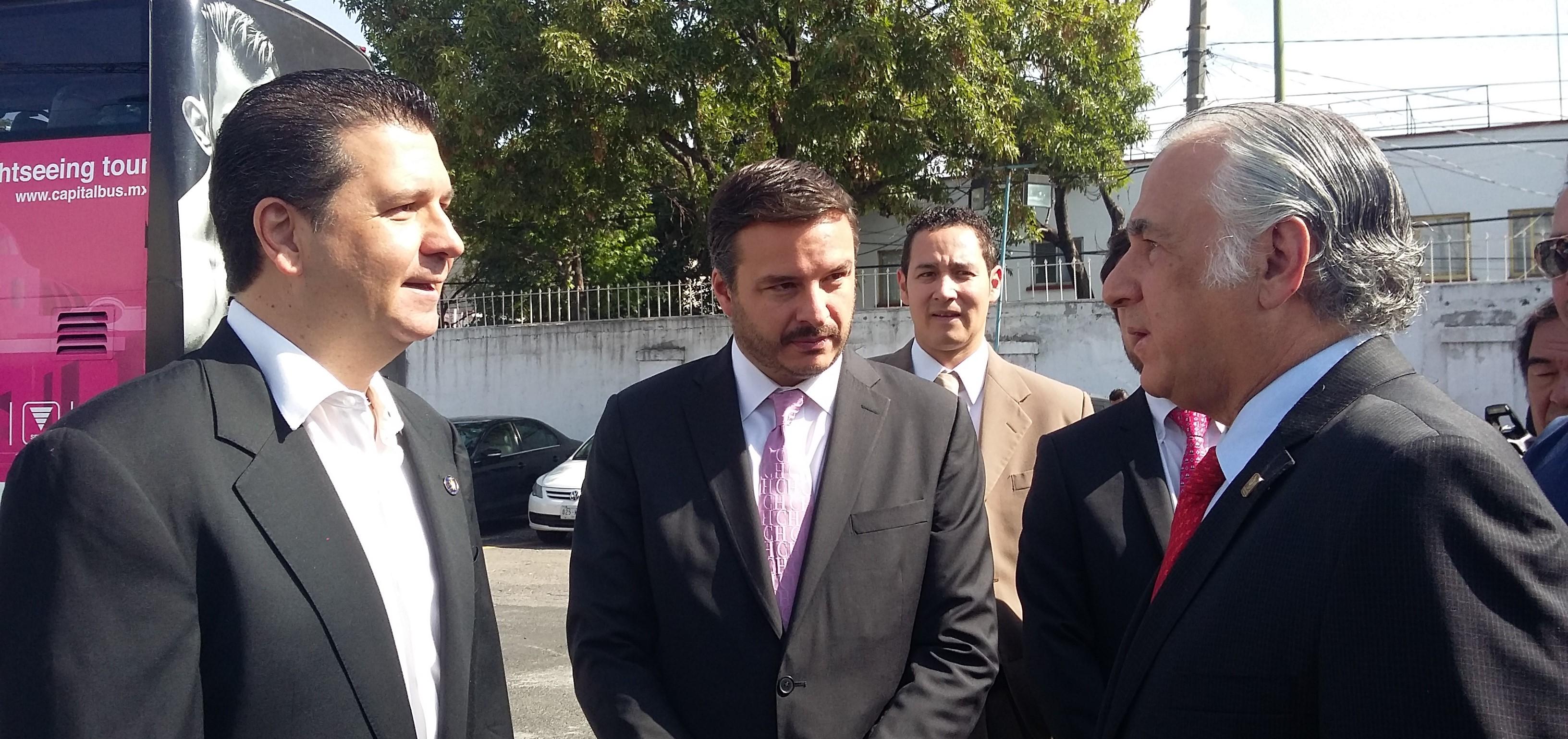 Ricardo Ruiz, director general de El Tizoncito_ José Manuel de Alba, presidente de Capital Bus y Miguel Torruco, seccretario de Turismo de la CDMX 1