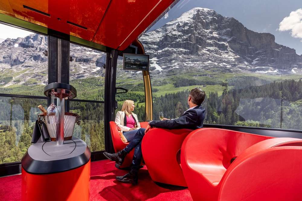 Suiza Eiger-Express-VIP-Gondel-Innenaufnahme-Eiger-Sommer